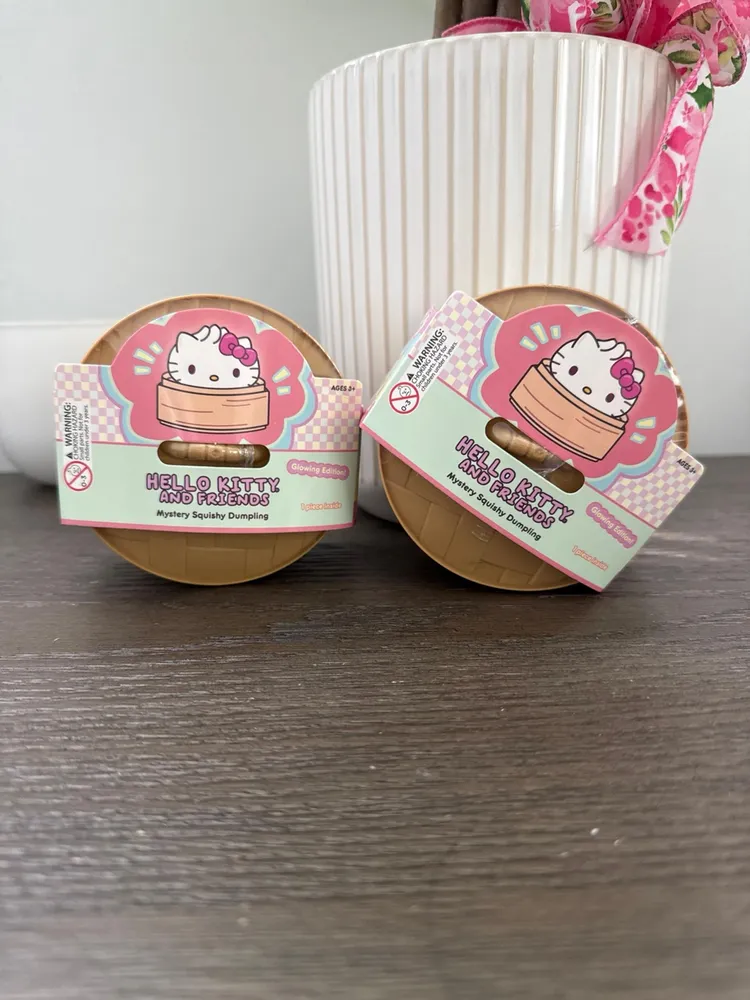 Hello Kitty & Friends Mystery Squishy Dumpling - Glowing Edition — photo 2